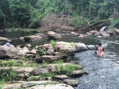 Zwemmen in de rivier met Ruchira's dochter