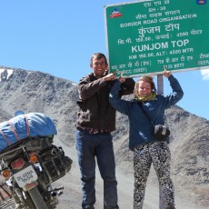 Ann en Manu op Kunzum La top met Royal Enfield