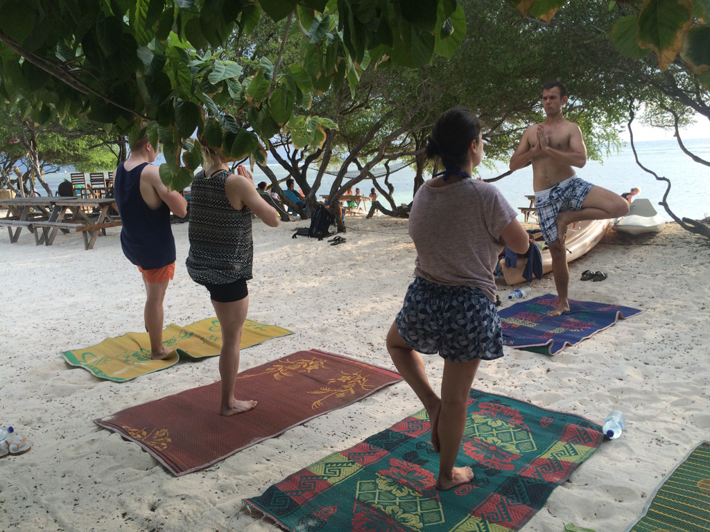 Treepose op het strand