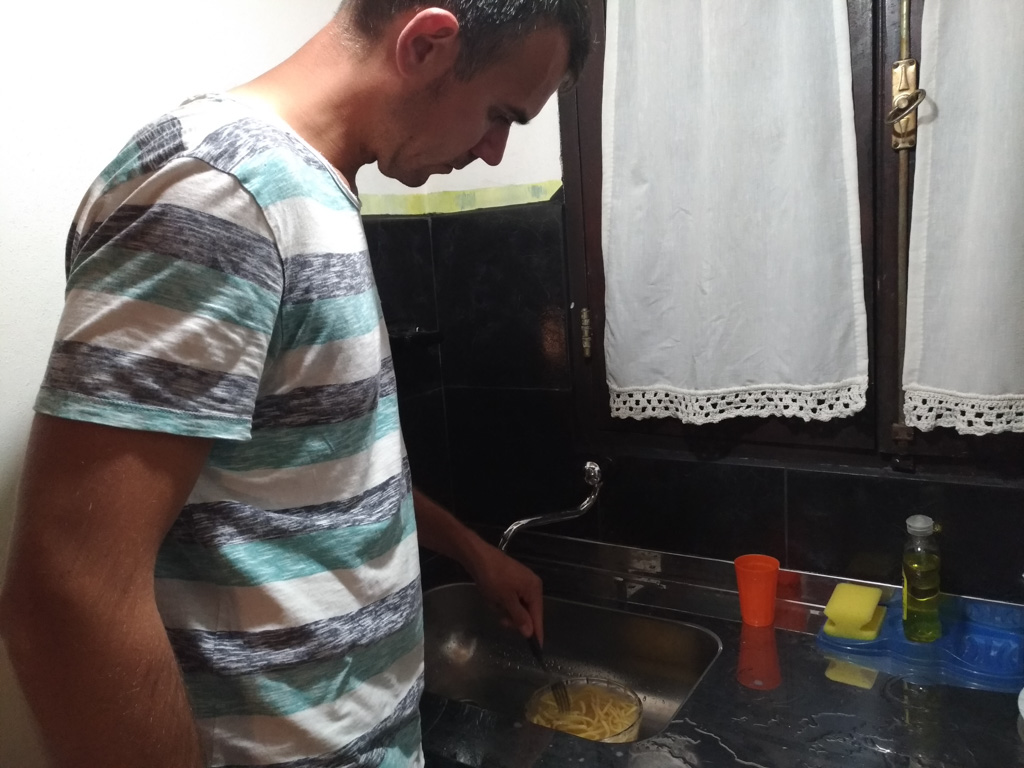 Poging tot koken! Verse pasta in warm water