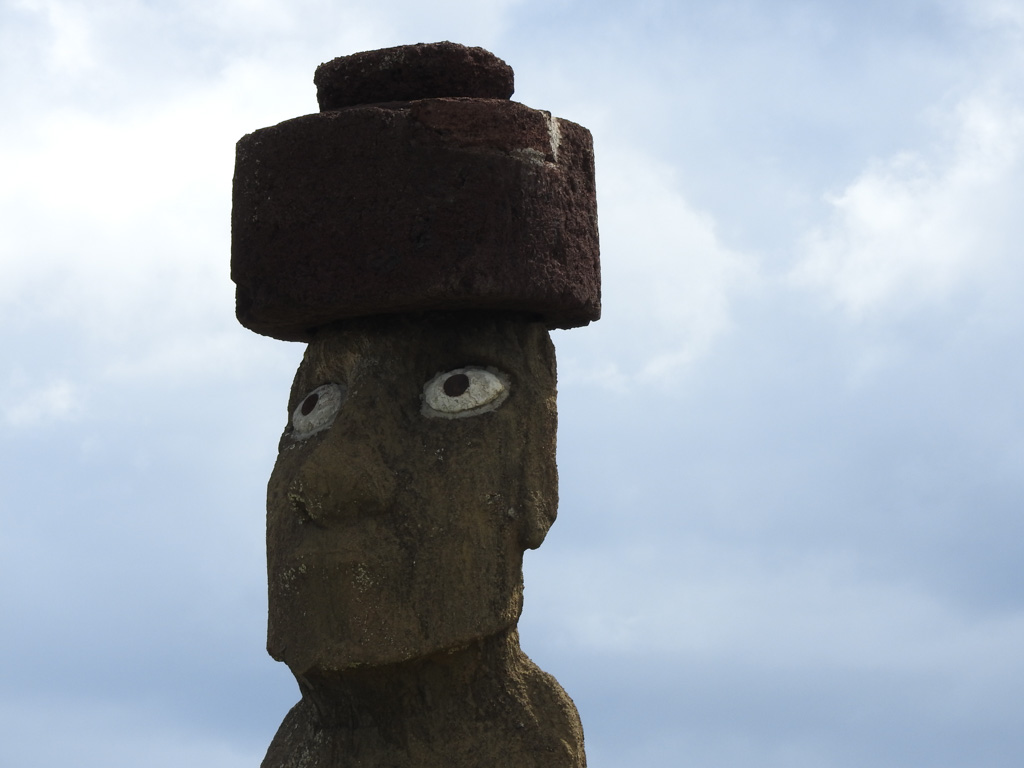 De enige Moai waarbij de ogen van wit koraal en pupillen van obsidiaan nog intact zijn