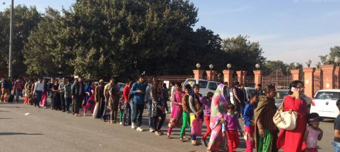 Mensenmassa aan The Red Fort in Delhi
