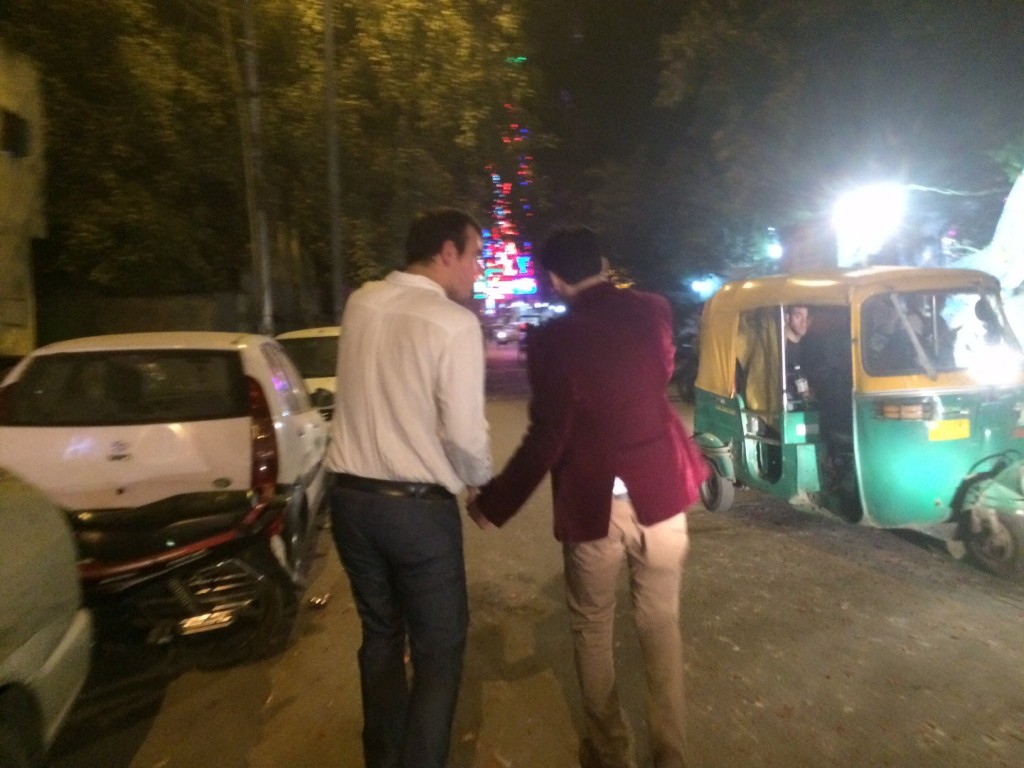 Bablu en Manu hand in hand naar huis