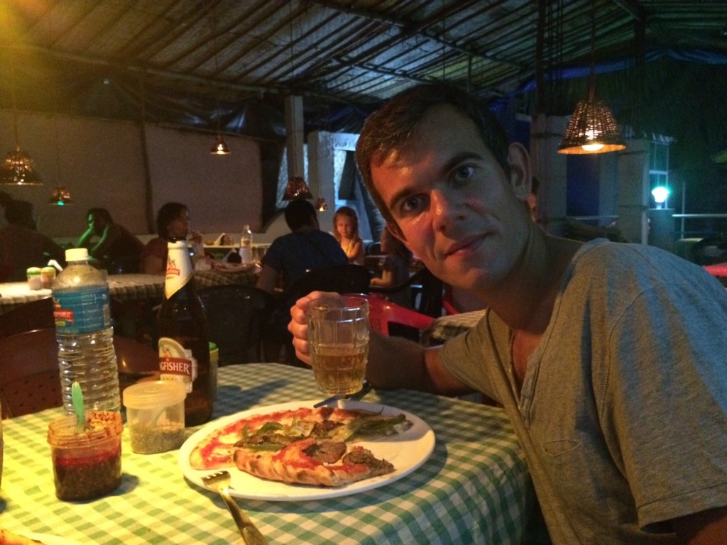 Bier en pizza in Goa