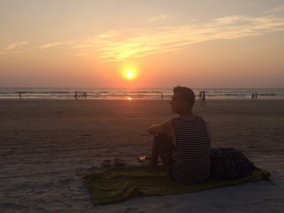 Bier drinken aan het strand van Goa