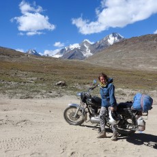 Ann Met Royal Enfield onderweg in Spiti Valley