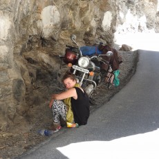 Ann en Royal Enfield in Kinnaur