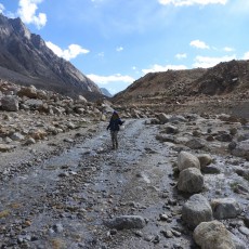 Ann te voet door water crossing