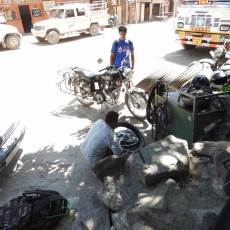 Lekke band in Kinnaur met Royal Enfield