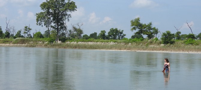 Karnali Rivier met watersloefjes