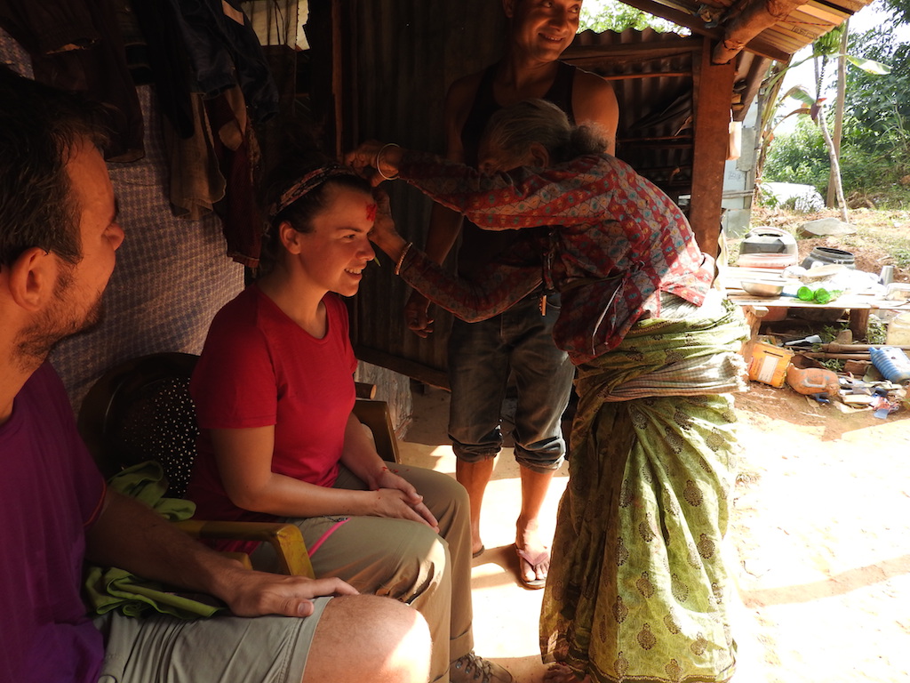 Ann ontvangt een zegening tijdens Dashain