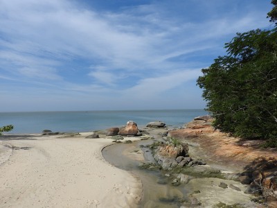 Genieten van een verlaten strand in Penang National Park