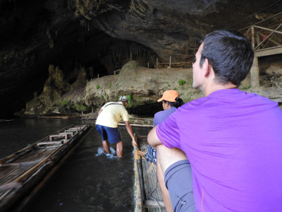 Varen op een raft door Lod Cave in Pai