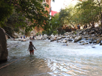 Waden door het water in de Saklikent Gorge