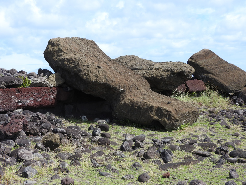 Ahu Akahanga waar de Moai niet gerestoreerd zijn